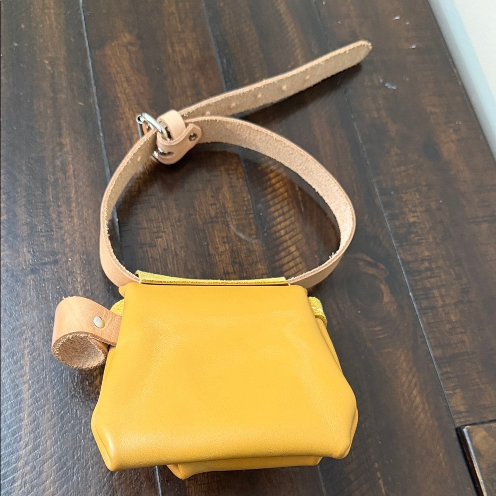 Elegant Yellow Leather Pocket Square Holder - Picture 5 of 5